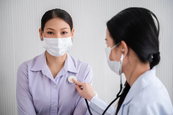 Doctora Está Usando Estetoscopio Para Escuchar Frecuencia Cardíaca Una Mujer —  Fotos de Stock