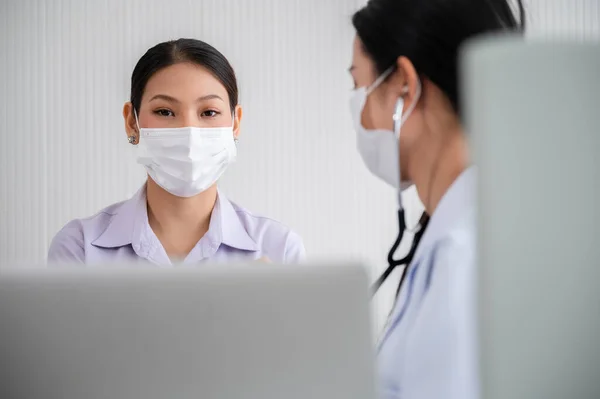 Doctora Está Usando Estetoscopio Para Escuchar Frecuencia Cardíaca Una Mujer —  Fotos de Stock