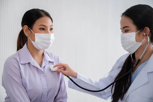 Doctora Está Usando Estetoscopio Para Escuchar Frecuencia Cardíaca Una Mujer —  Fotos de Stock