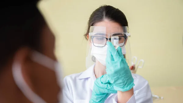Doctora Enfermera Que Usa Máscara Guantes Visera Preparándose Para Vacunar —  Fotos de Stock