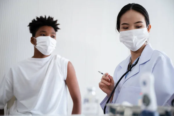 Doctora Enfermera Que Prepara Vacuna Contra Coronavirus Para Hombre Afroamericano —  Fotos de Stock