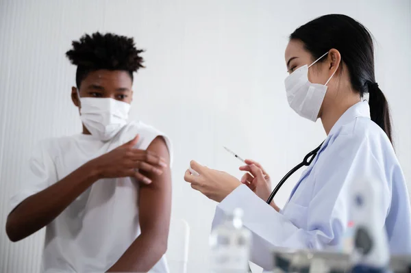 Жіночий Лікар Або Медсестра Готують Вакцинацію Від Коронавірусу Афро Американського — стокове фото