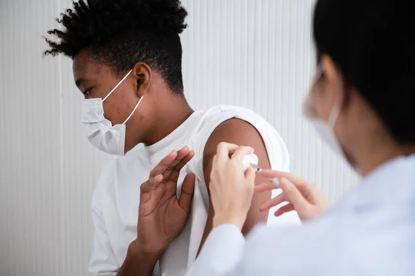 Жіночий Лікар Або Медсестра Вакцинують Проти Коронавірусу Плечах Афро Американського — стокове фото