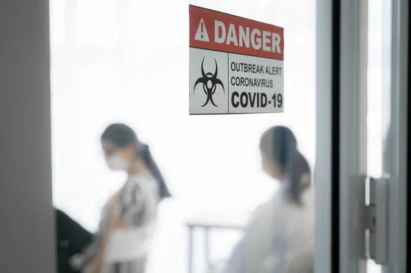 Коронавірус Небезпечний Знак Перед Зоною Керування Медичні Працівники Які Вакцинують — стокове фото