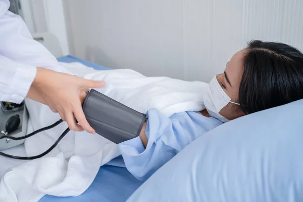 Молода Жінка Лежить Лікарняному Ліжку Масці Перевірки Артеріального Тиску Під — стокове фото