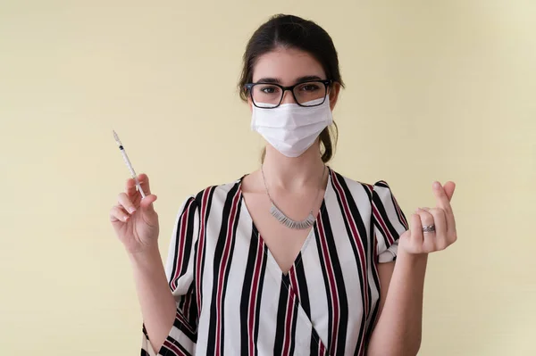 Жінка Масками Тримає Шприц Після Вакцинації Коронавірус Імунізації Лабораторії Концепція — стокове фото