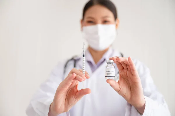 Жіночий Лікар Має Шприц Вакцину Проти Covid Вакцинацію Лабораторні Експерименти — стокове фото