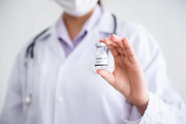 Ärztin Mit Maske Hält Einem Labor Eine Flasche Impfstoff Zum — Stockfoto