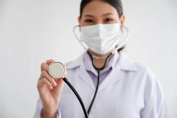 Una Doctora Enmascarada Está Pie Con Monitor Frecuencia Cardíaca Laboratorio —  Fotos de Stock