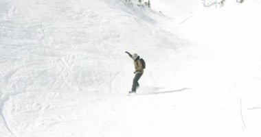 Snowboard 'cu yamaçtan aşağı atlar..