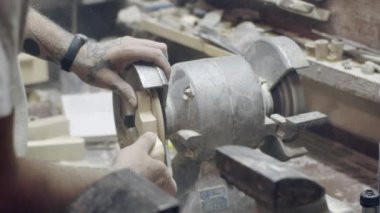 Ahşap yüzey öğütme makinesi. Başla. Profesyonel marangozların elleri kıyma makinesinde ahşap parçaların kenarlarını öğütüyor. Endüstriyel ahşap öğütme makinesi