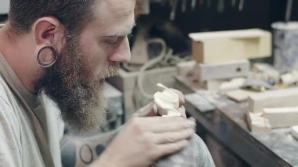 木工活专业木匠用砂纸磨碎木制工件 — 图库视频影像
