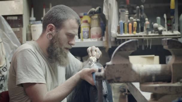 Carpintería. Carpintero profesional que forma y diseña una pieza de madera con un grabador manual — Vídeos de Stock