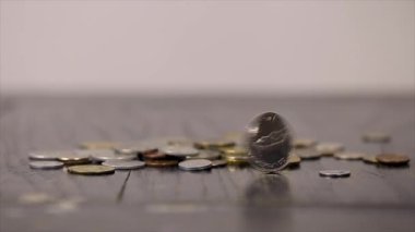 Sikkeler üzerinde siyah tablo yakın çekim