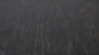 Siyah masaya düşen paraları