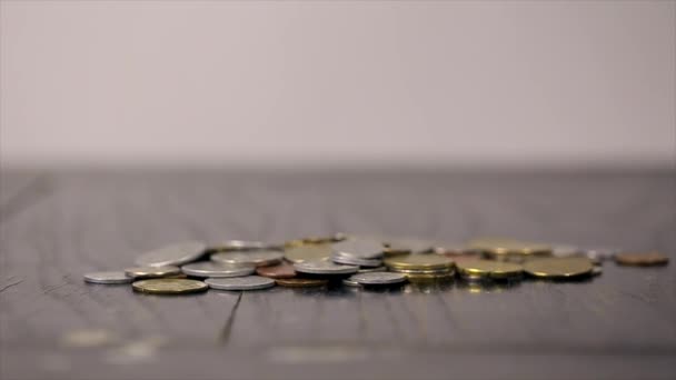 黒いテーブルのクローズ アップのコイン — ストック動画