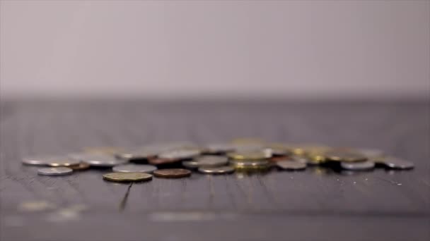 黒いテーブルのクローズ アップのコイン — ストック動画