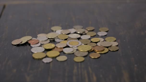 Münzen auf dem schwarzen Tisch in Großaufnahme — Stockvideo