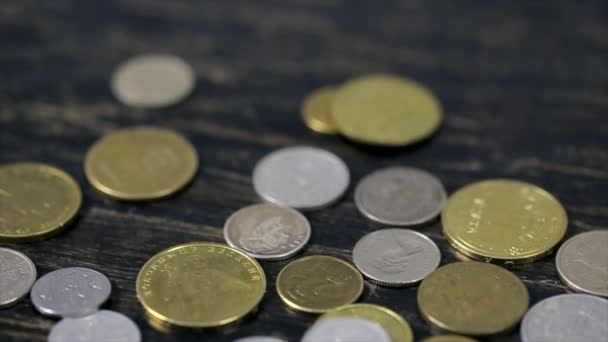 Монеты на черном столе крупным планом — стоковое видео