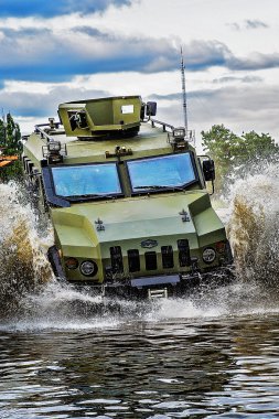  Sudaki savaş makinesi