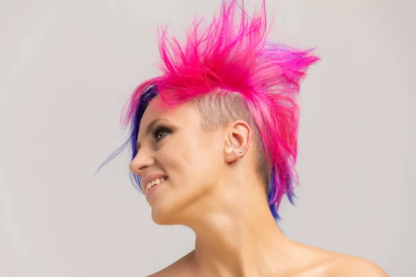 Портрет жінки з яскравим кольоровим волоссям, синьо-рожевою зачіскою. дівчина з коротким волоссям — стокове фото