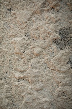 Çatlamış beton doku arka planı. Çatlakları olan gri yüzey. Bir sürü parçalanmış alçı parçası. Ayrılma, fikir ayrılığı, anlaşmazlık, anlaşmazlık kavramı.