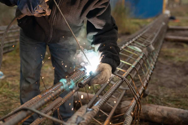 Worker Engaged Welding Metal Structure Factory — Stock Photo, Image