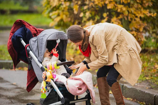 Mutter Stellt Ihrem Baby Herbstpark Kleine Schuhe Baby Sitzt Kinderwagen — Stockfoto