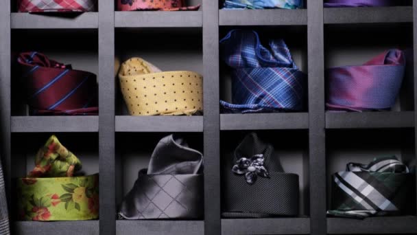 Blandade slipsar eller slipsar som visas på butiken. Rader av hängande färgglada slipsar i butiken. — Stockvideo