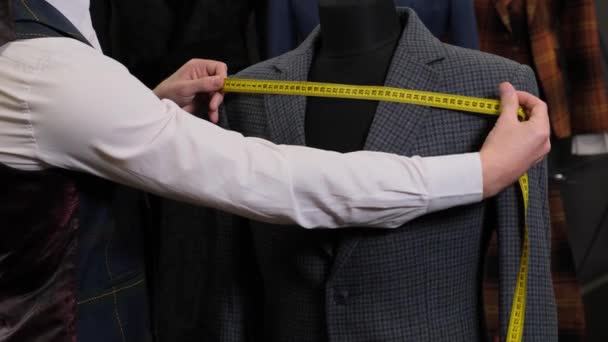 El sastre mide el traje en maniquí o maniquí con un primer plano de cinta métrica — Vídeos de Stock