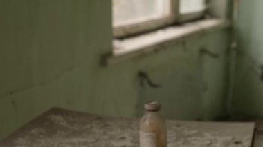 Enjeksiyon için ampuller Hayalet Şehir Pripyat, Çernobil Yasaklama Bölgesi, Ukrayna 2020 'de terk edilmiş çocuk hastanesinde masanın üzerinde yatıyor.
