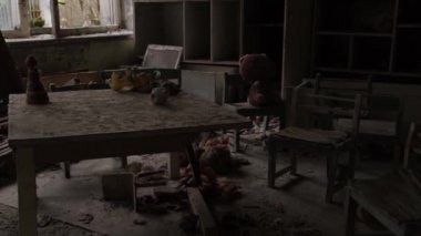 Korku filmlerindeki gibi düşün. Terk edilmiş bir okul ve anaokulunda vurulmuş. Çernobil bölgesindeki Pripyat kasabasından bir video. Ukrayna 2020