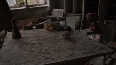 Korku filmlerindeki gibi düşün. Terk edilmiş bir okul ve anaokulunda vurulmuş. Çernobil bölgesindeki Pripyat kasabasından bir video. Ukrayna 2020