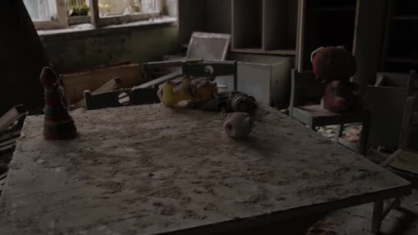 ホラー映画のような絵 ひどい放棄された学校や幼稚園で撃たれた チェルノブイリ地域のプリピャート町からのビデオ ウクライナ2020 — ストック動画