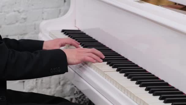 Tiro Mãos Masculinas Músico Tocando Brilhante Piano Cauda Branco — Vídeo de Stock