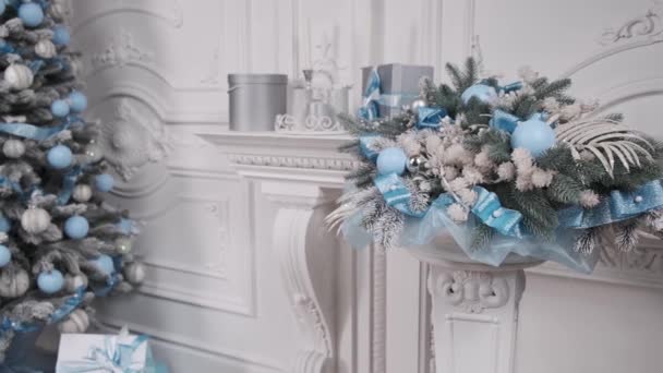 Cadeaus Onder Kerstboom Prachtig Verpakte Blauwe Dozen Wit Interieur Open — Stockvideo