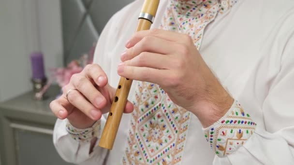 Hombre Tocando Flauta Madera Músico Está Vestido Con Una Hermosa — Vídeo de stock