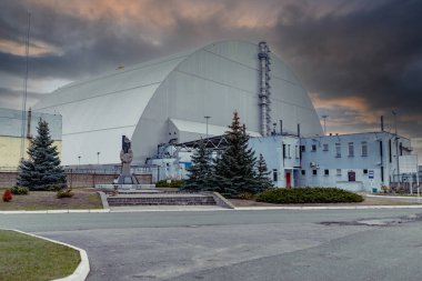 Çernobil nükleer enerji santrali, kemer, yeni bir güvenlik kilidi, havadan gelen enerji santrali, reaktör 4, lahit, nesne barınağı. Ukrayna 2020