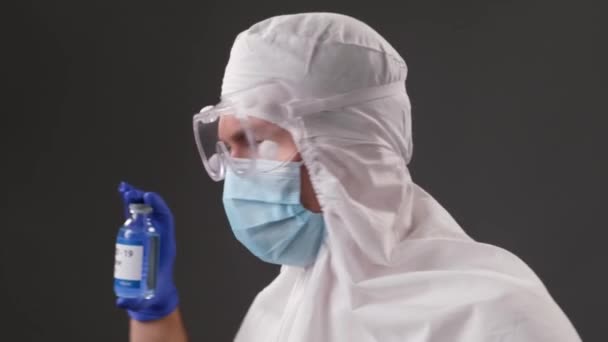 Scientifique Combinaison Protection Masque Lunettes Gants Montre Vaccin Développé Contre — Video