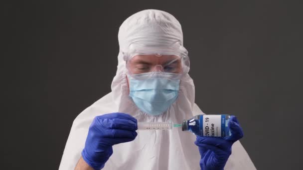 Médecin Dactylographie Vaccin Dans Une Seringue Médicament Pour Infection Par — Video