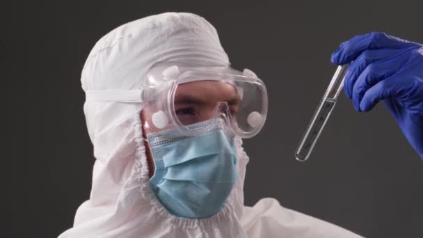 Лікар Захисному Медичному Костюмі Тримає Ампулу Вакцини Проти Коронавірусу Руках — стокове відео