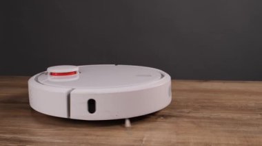 Robot elektrikli süpürge otomatik, temiz zemin makinesi. Evde elektrikli süpürge otomatik temizlik var. Robot elektrikli süpürge daireyi belli bir zamanda otomatik olarak temizliyor. Akıllı ev.