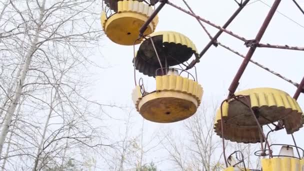 Ferris Wheel Elhagyott Vidámparkban Pripyatban Csernobilban Ukrajnában Alacsony Szögletű Lövés — Stock videók