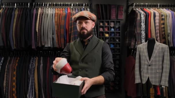 Mandlige Modedesigner Eller Sælger Tager Sko Kasse Demonstrerer Det Opbevares – Stock-video