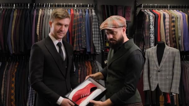Satıcı Ayakkabı Kutusunu Erkek Müşteriye Veriyor Tasarımcı Giyim Mağazasında Bir — Stok video