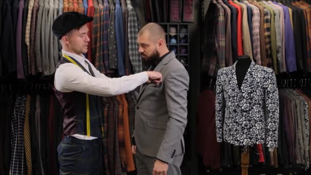 Erkek Terzi Tasarımcı Giysiyi Giysi Mağazasında Erkek Modelin Ölçüm Bandıyla — Stok video