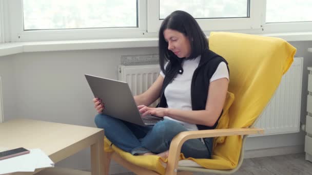 Dospělá obchodní žena psaní na notebooku pracuje na internetu, žena profesionální uživatel dáma pomocí pc technologie dělá on-line práci v kanceláři nebo prohlížení webu sedět doma — Stock video