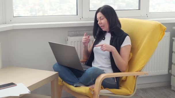 ノートパソコンを使った白人女性のビデオ通話オンラインのウェビナートレーニング遠隔のウェブチャットでの会議 家から仕事だ リモート ウォーク — ストック動画