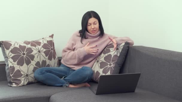 Καυκάσια γυναίκα βίντεο καλώντας σε φορητό υπολογιστή, streaming online webinar εκπαίδευση, conferencing σε απόσταση συνομιλία web chat. Εργασία από το σπίτι. — Αρχείο Βίντεο