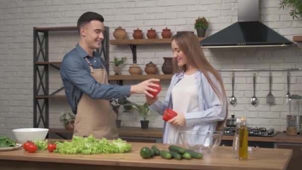 Jóvenes feliz familia activa pareja bailando riendo juntos preparando la comida en casa, sin preocupaciones alegre marido y esposa divirtiéndose cocinar comida romántica saludable cena escuchar música en la cocina — Vídeos de Stock